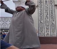 عامل يرقص في مظاهرة حب وتأييد للرئيس السيسي: «حبيبي وإحنا اللي اخترناه»