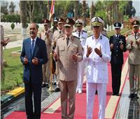 وزير الدفاع ينيب قادة المناطق العسكرية لوضع أكاليل الزهور على قبر الجندي المجهول