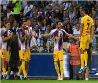 برشلونة يهزم بورتو وينفرد بصدارة المجموعة في دوري الأبطال
