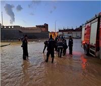 رجال الشرطة تساعد المواطنين في مواجهة موجة الطقس السيئ بمطروح والإسكندرية