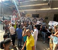 مئات المواطنين أمام الشهر العقاري بالوراق لتحرير توكيلات تأييد للرئيس السيسي| صور