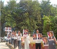 أهالي منشأة القناطر يحملون صور الرئيس السيسي بعد عمل التوكيلات بالشهر العقاري