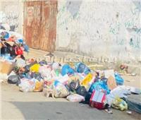 خاص| «النفايات» تملأ شوارع غزة مع حرمان عمال النظافة من إزالتها