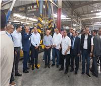 رئيس الوزراء يتفقد أحد مصنع إطارات السيارات ببورسعيد