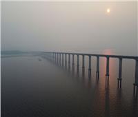 الدخان يسد نهر الأمازون مع انتشار الجفاف وحرائق الغابات
