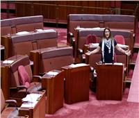 نائبة استرالية ترتدي الكوفية الفلسطينية بالبرلمان.. وتطالب بدعم غزة | صور