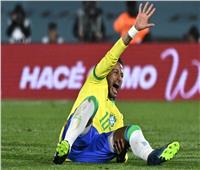 نيمار يتعرض لإصابة خطيرة ويغادر مباراة البرازيل وأوروجواي منهارا