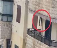 سقوط مروع لطفل لبناني من الطابق الثالث.. "والده ربطه بحبل"