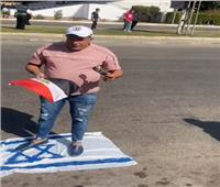 بالفيديو حمو بيكا وسط المتظاهرين ويقف على علم إسرائيل 