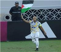 ياسين إبراهيمي يحتفل بعلم فلسطين بعد هدفيه في مرمى الريان بالدوري القطري
