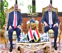 وزير الطيران المدني يلتقي وزير النقل اليمني لبحث العلاقات بين البلدين