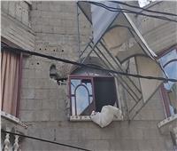 خاص| مشاهد من داخل منزل فلسطيني تضرر من القصف الإسرائيلي وسط غزة