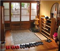 حكايات| خلع الأحذية في اليابان.. ثقافة تعود إلى حوالي 2000 عام