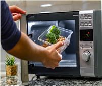 هل أفران الميكروويف آمنة لتسخين وطهي الأطعمة؟