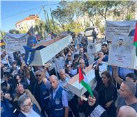 بالتوابيت .. الصحفيين الفلسطينية تنظم مسيرة في رام الله