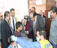  14 قافلة طبية تجوب مدارس أشمون ومنوف لإجراء الفحوصات الطبية للعيون 