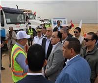 رئيس الوزراء يشهد اصطفافاً لمعدات مراكز محافظة الفيوم استعداداً لموسم الأمطار 