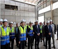 رئيس الوزراء يُجري حديثًا وديًا مع العاملين بمصنع «جيد تكستايل إيجيبت» التركي