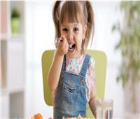 الأطعمة المقلية تؤثر على الذاكرة.. والفاكهة والخضراوات تعزز عمل وظائف المخ عند الطفل