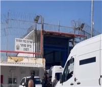 نقل الأسرى الفلسطينيين من السجون الإسرائيلية تمهيدا للإفراج عنهم  | فيديو