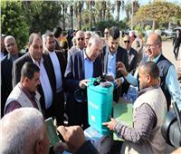 وزير الزراعة يسلم مزارعي الاسكندرية معدات وآلات زراعية ومشروعات صغيرة  