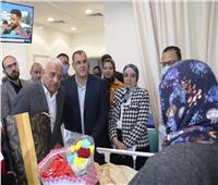 صقر يقدم الهدايا والورود للمصابين الفلسطينيين بالمجمع الطبي في السويس