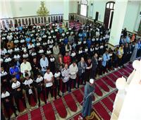رئيس جامعة سوهاج يفتح حوارا مع طلابه عقب صلاة الجمعة بالمسجد الجديد  