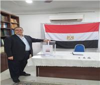 سفير مصر بماليزيا يدلي بصوته ويستقبل الناخبين بالمصافحة والأعلام| خاص
