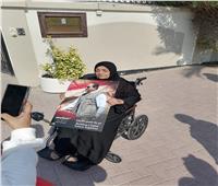 مُسنة على كرسي متحرك تدلي بصوتها في الانتخابات الرئاسية بالبحرين 