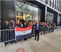 طابور من المصريين أمام مقر البعثة الدبلوماسية المصرية في نيويورك| صور  