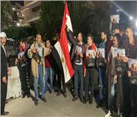 العشرات رافعين الأعلام المصرية أمام مقر البعثة الدبلوماسية في بيروت للمشاركة في الانتخابات
