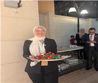 بالورد والشيكولاتة٠٠ الجالية المصرية في قطر يحتفلون بالعرس الانتخابي 
