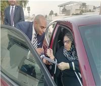 رئيس اللجنة الدبلوماسية في البحرين يساعد مسنة للمشاركة بالانتخابات.. صور 