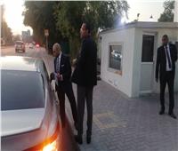 عضو البعثة الدبلوماسية في البحرين يساعد شخصا من ذوي الهمم للإدلاء بصوته