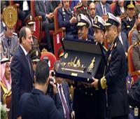 الرئيس السيسي يتسلم درع الفرقاطة المصرية الجديدة «الجبار»
