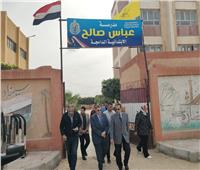 محافظ شمال سيناء يتفقد تجهيزات اللجان الانتخابية في مدينة العريش