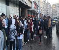 قبل فتح باب الاقتراع.. توافد الناخبين أمام اللجان الانتخابية بالإسكندرية