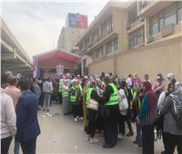 بالصور .. توافد كثيف من المواطنين أمام لجنة الجامعة العمالية بمدينة نصر 