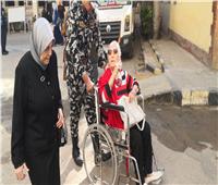 الانتخابات الرئاسية| سيدة على كرسي متحرك تشارك بالإدلاء بصوتها في الإسكندرية