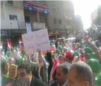 طالبات المدارس يهتفن «تحيا مصر» من أمام اللجان الانتخابية بكفرالزيات بالغربية