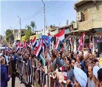 بأعلام مصر.. مئات المواطنيين في مسيرة حاشدة للإدلاء بأصواتهم في الهرم 