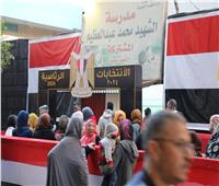 صور| توافد المئات من المواطنين أمام مدرسة الشهيد محمد عبدالعظيم بالمعصرة
