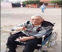 «مسن» على كرسي متحرك يحرص على الإدلاء بصوته في الانتخابات الرئاسية 