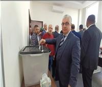 رئيس «اقتصادية قناة السويس» يدلي بصوته في العاصمة الإدارية