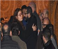 منة شلبي تواسي أحمد حلمي في عزاء شقيقه بمسجد الشرطة
