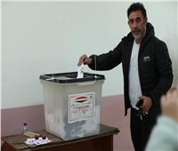 الملحن عمرو مصطفى يدلي بصوته في الانتخابات الرئاسية في مدينة نصر