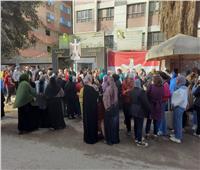 توافد المئات أمام مدرسة مكارم الأخلاق الإعدادية بنات بشبرا للإدلاء بأصواتهم