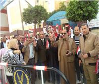 مسيرة حاشدة للمعلمين للتصويت بلجان وسط مدينة مرسي مطروح | صور