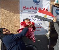 «رضيع» يحمل علم مصر أمام لجان الانتخابات الرئاسية.. صور