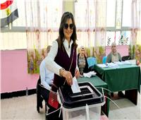 السفيرة نبيلة مكرم تدلي بصوتها في الانتخابات الرئاسية